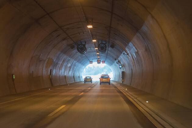  Fahrt im Tunnel Rennsteig, auch Rennsteigtunnel oder Christiane-Tunnel, Bundesautobahn A71, längster Straßentunnel Deutschlands, Thüringen, Deutschland, Europa Copyright: imageBROKER/hwo iblhwo04345529.jpg