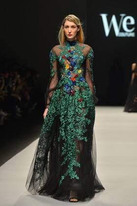 SHANGHAI, April 11, 2016 -- A model presents a creation of We Couture 2016 Autumn Winter Collection during the Shanghai Fashion Week in Shanghai, east China, April 11, 2016. ) (yxb) CHINA-SHANGHAI-FASHION WEEK (CN) GuoxChangyao 