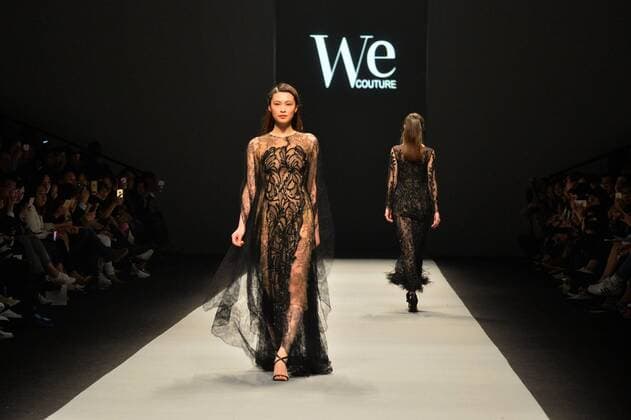Bilder des Tages SHANGHAI, April 11, 2016 -- Models present fashion creations of We Couture 2016 Autumn Winter Collection during the Shanghai Fashion Week in Shanghai, east China, April 11, 2016. ) (yxb) CHINA-SHANGHAI-FASHION WEEK (CN) GuoxChangyao 