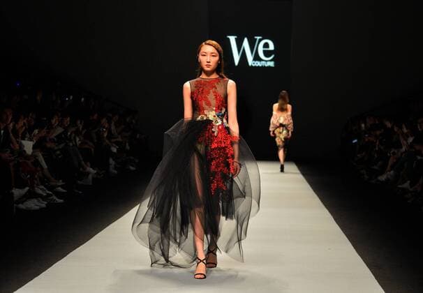 SHANGHAI, April 11, 2016 -- Models present fashion creations of We Couture 2016 Autumn Winter Collection during the Shanghai Fashion Week in Shanghai, east China, April 11, 2016. ) (yxb) CHINA-SHANGHAI-FASHION WEEK (CN) GuoxChangyao 