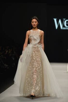 SHANGHAI, April 11, 2016 -- A model presents a creation of We Couture 2016 Autumn Winter Collection during the Shanghai Fashion Week in Shanghai, east China, April 11, 2016. ) (yxb) CHINA-SHANGHAI-FASHION WEEK (CN) GuoxChangyao 