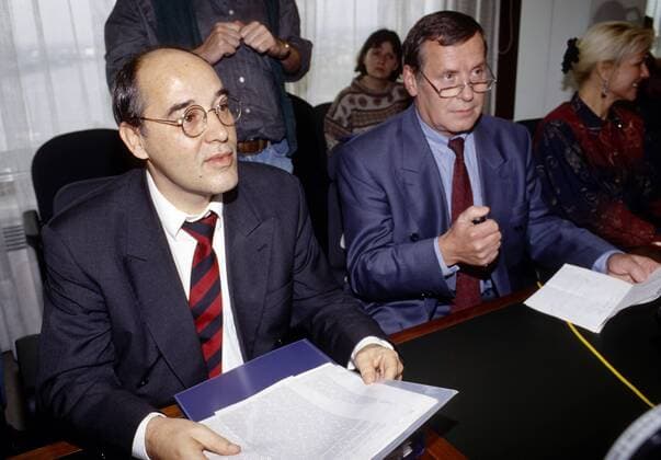 Gregor GYSI und Lothar BISKY bei einer Sitzung der PDS-Bundestagsfraktion , Oktober 1994 Gregor GYSI and Lothar BISKY during a meeting of PDS fraction , October 1994