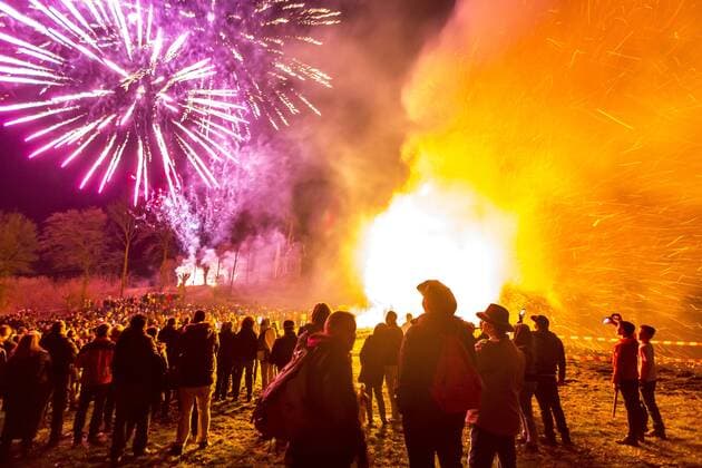 Osterfeuer in Arnsberg, Sauerland, NRW, Deutschland, zu Beginn laufen 350 Fackelträger den Kreuzweg hinauf zum Kreuzberg, dann wird das große Osterfeuer entzündet und ein Feuerwerk abgebrannt,