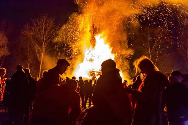 Osterfeuer in Arnsberg, Sauerland, NRW, Deutschland, zu Beginn laufen 350 Fackelträger den Kreuzweg hinauf zum Kreuzberg, dann wird das große Osterfeuer entzündet und ein Feuerwerk abgebrannt,