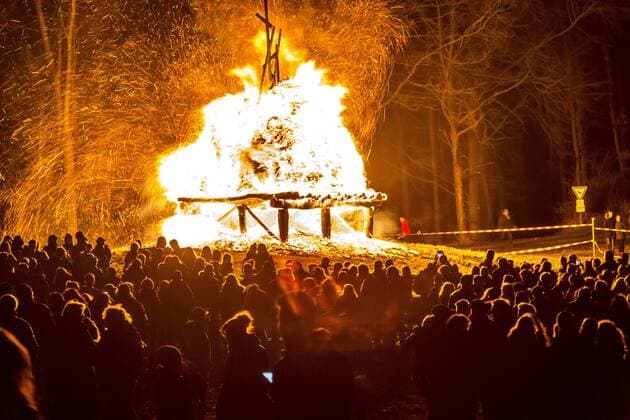 Osterfeuer in Arnsberg, Sauerland, NRW, Deutschland, zu Beginn laufen 350 Fackelträger den Kreuzweg hinauf zum Kreuzberg, dann wird das große Osterfeuer entzündet und ein Feuerwerk abgebrannt,