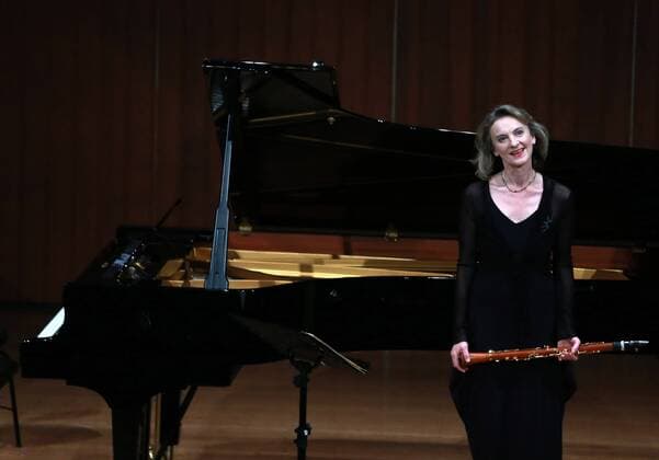 Musikfestival Heidelberger Frühling - Sabine Meyer -- HEIDELBERG, April 12, 2016 -- German classical clarinetist Sabine Meyer greets the audience after the performance at the Kongresshaus Stadthalle Heidelberg during the Heidelberger Fruehling festival in Heidelberg, Germany, on April 12, 2016. The Heidelberger Fruehling festival is held from April 2 to April 30. ) (lyi) GERMAN-HEIDELBERG-FRUEHLING FESTIVAL-SABINE MEYER LuoxHuanhuan 