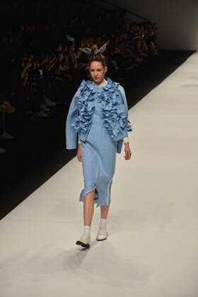 SHANGHAI, April 12, 2016 -- A model presents a creation by designer Han Lulu during the Shanghai Fashion Week in Shanghai, east China, April 12, 2016. ) (ry) CHINA-SHANGHAI-FASHION WEEK (CN) GuoxChangyao 