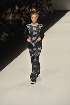 SHANGHAI, April 12, 2016 -- A model presents a creation by designer Han Lulu during the Shanghai Fashion Week in Shanghai, east China, April 12, 2016. ) (ry) CHINA-SHANGHAI-FASHION WEEK (CN) GuoxChangyao 
