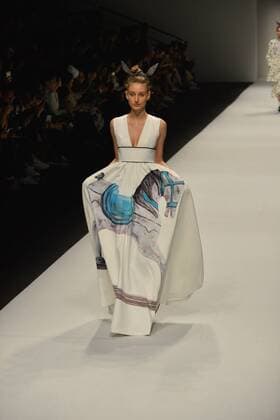 SHANGHAI, April 12, 2016 -- A model presents a creation by designer Han Lulu during the Shanghai Fashion Week in Shanghai, east China, April 12, 2016. ) (ry) CHINA-SHANGHAI-FASHION WEEK (CN) GuoxChangyao 