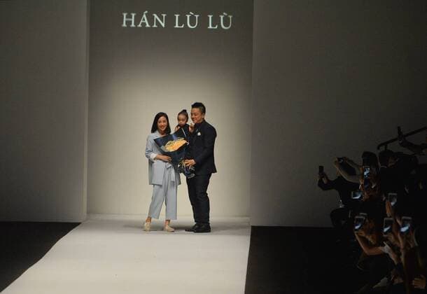 SHANGHAI, April 12, 2016 -- Designer Han Lulu (L) greets the audience during the Shanghai Fashion Week in Shanghai, east China, April 12, 2016. ) (ry) CHINA-SHANGHAI-FASHION WEEK (CN) GuoxChangyao 