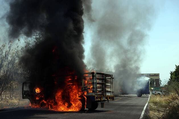 Mexiko: Ausschreitungen in Michoacan April 12, 2016 - Mexico - PARACUARO, Mich.- Violence Violencia-Michoacan.- Este martes 12 de abril de 2016, dos unidades repartidoras fueron utilizadas para bloquear el acceso a este municipio de Tierra Caliente e incendiadas, en la segunda jornada consecutiva de violencia en el estado a causa de la detencion de varios sujetos el dia de ayer.  - ZUMAu78_