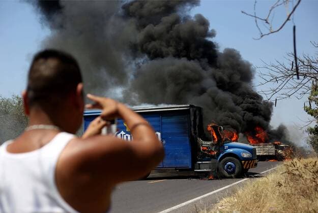 Mexiko: Ausschreitungen in Michoacan April 12, 2016 - Mexico - PARACUARO, Mich.- Violence Violencia-Michoacan.- Este martes 12 de abril de 2016, dos unidades repartidoras fueron utilizadas para bloquear el acceso a este municipio de Tierra Caliente e incendiadas, en la segunda jornada consecutiva de violencia en el estado a causa de la detencion de varios sujetos el dia de ayer.  - ZUMAu78_