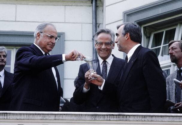 Unterzeichnung des Staatsvertrags zwischen der BRD und der DDR zur Bildung einer Wirtschafts- Waehrungs- und Sozialunion am 18.05.1990 in Bonn : Bundeskanzler Helmut KOHL (l.) Walter ROMBERG , Finanzminister der DDR , und Bundesfinanzminister Theo WAIGEL , CSU , stossen mit Sekt auf den Vertrag an . Treaty between FRG and GDR concerning a monetary , economic and social union on 18.05.1990 in Bonn : Chancellor Helmut KOHL (l.) , Walter ROMBERG , Minister of Finance of GDR , and Minister of Finance Theo WAIGEL , CSU