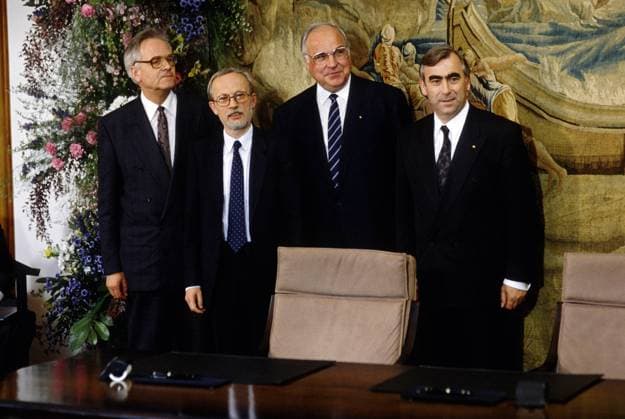 Unterzeichnung des Staatsvertrags zwischen der BRD und der DDR zur Bildung einer Wirtschafts- Waehrungs- und Sozialunion am 18.05.1990 in Bonn : Walter ROMBERG , Finanzminister der DDR , Lothar de MAIZIERE , Ministerpraesident der DDR , Bundeskanzler Helmut KOHL , und Bundesfinanzminister Theo WAIGEL , CSU Treaty between FRG and GDR concerning a monetary , economic and social union on 18.05.1990 in Bonn : Walter ROMBERG , Minister of Finance of GDR , Lothar de MAIZIERE , Prime Minister of GDR , Chancellor Helmut KOHL , and Minister of Finance Theo WAIGEL , CSU