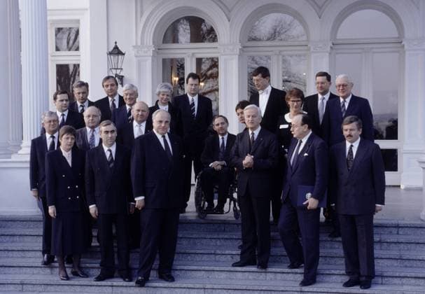 Die erste gesamtdeutsche Bundesregierung Bundeskabinett : in der ersten Reihe sind Angela MERKEL , CDU , Theo WAIGEL , CSU , und Bundeskanzler Helmut KOHL , CDU , dann Bundespraesident Richard von WEIZSAECKER , Hans-Dietrich GENSCHER und Juergen MOELLEMANN , beide FDP , in der Mitte Wolfgang SCHAEUBLE , CDU , 18.01.1991 The first all-German government : in the front row are Angela MERKEL , CDU , Theo WAIGEL , CSU , and Chancellor Helmut KOHL , CDU , then President Richard von WEIZSAECKER , Hans-Dietrich GENSCHER and Juergen MOELLEMANN , both FDP , in the middle Wolfgang SCHAEUBLE , CDU