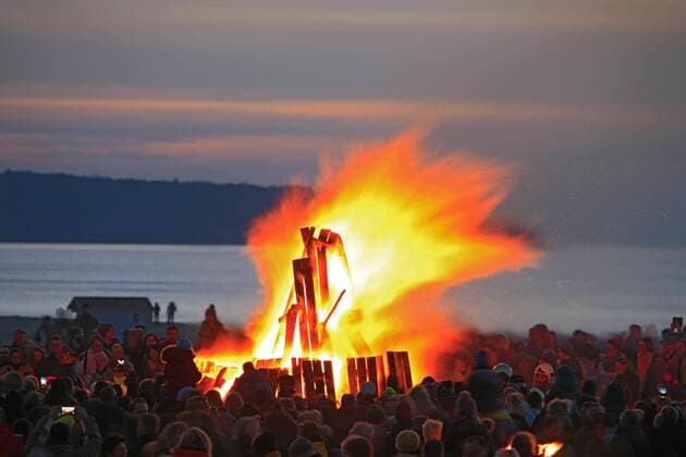  Osterfeuer am Strand, Warnemünde, Mecklenburg-Vorpommern, Deutschland, Europa Copyright: imageBROKER/JohannxScheibner ibljos04341569.jpg