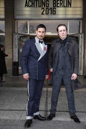 Clemens Schick und Timo Jacobs bei der Eröffnung des Filmfestivals achtung berlin - new berlin film award mit dem Film Mann im Spagat: Pace, Cowboy, Pace im Kino International. Berlin, 13.04.2016 Foto:xS.xGabschx xFuturexImage