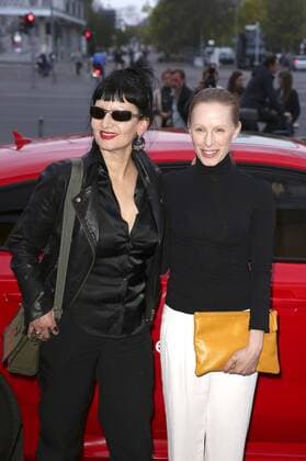Susanne Wuest mit Begleitung bei der Eröffnung des Filmfestivals achtung berlin - new berlin film award mit dem Film Mann im Spagat: Pace, Cowboy, Pace im Kino International. Berlin, 13.04.2016 Foto:xS.xGabschx xFuturexImage