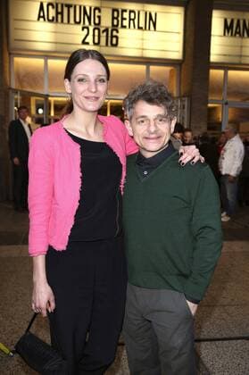 Volker Zack Michalowski mit Ehefrau bei der Eröffnung des Filmfestivals achtung berlin - new berlin film award mit dem Film Mann im Spagat: Pace, Cowboy, Pace im Kino International. Berlin, 13.04.2016 Foto:xS.xGabschx xFuturexImage