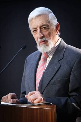 Belgien: Königin Mathilde besucht Preisverleihung in Brüssel Professor Guy Rousseau pictured during the Baillet Latour Health Prize 2016 ceremony in attendance of the Queen, on Thursday 14 April 2016, at the Palace of Academia in Brussels.  VIRGINIExLEFOUR 04832135