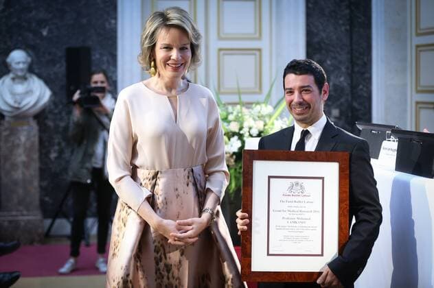 Belgien: Königin Mathilde besucht Preisverleihung in Brüssel Queen Mathilde of Belgium and Dr Mohamed Lamkanfi pose for the photographer at the Baillet Latour Health Prize 2016 ceremony in attendance of the Queen, on Thursday 14 April 2016, at the Palace of Academia in Brussels.  VIRGINIExLEFOUR 04832125