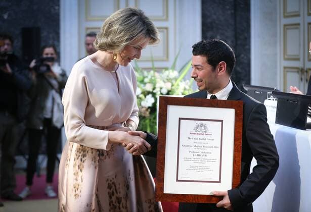 Belgien: Königin Mathilde besucht Preisverleihung in Brüssel Queen Mathilde of Belgium and Dr Mohamed Lamkanfi pose for the photographer at the Baillet Latour Health Prize 2016 ceremony in attendance of the Queen, on Thursday 14 April 2016, at the Palace of Academia in Brussels.  VIRGINIExLEFOUR 04832127
