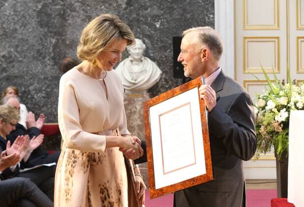 Belgien: Königin Mathilde besucht Preisverleihung in Brüssel Queen Mathilde of Belgium and Professor Charles M.Rice pose for the photographer during the Baillet Latour Health Prize 2016 ceremony in attendance of the Queen, on Thursday 14 April 2016, at the Palace of Academia in Brussels.  VIRGINIExLEFOUR 04832212