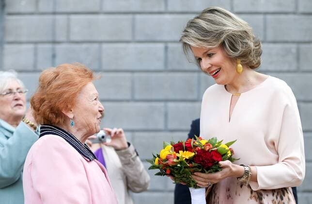 Belgien: Königin Mathilde besucht Preisverleihung in Brüssel Royalty fan Mrs Huguette Huart meets with Queen Mathilde of Belgium after the Baillet Latour Health Prize 2016 ceremony in attendance of the Queen, on Thursday 14 April 2016, at the Palace of Academia in Brussels.  VIRGINIExLEFOUR 04832206