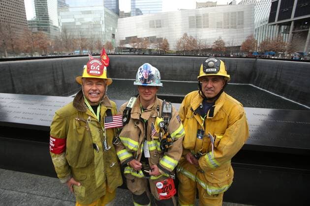 20 Jahre Anschläge vom 11. September: Gedenkkultur in den USA March 13, 2016 - New York City, NY, U.S - From left, LAFD firefighter David R. Castaneda, Riverside County firefighter engineer Eric Hille, and LA County firefighter Carlos Arellanes pose before the stair climb. 343 Firefighters from across the world gather to climb Four World Trade Center during the NYC Firefighter Stair Climb at the 9-11 Memorial in New York City. The event, held each year at 4 World Trade Center, honors the 343 FDNY firefighters who died on 9 11 as well as memorialize fallen first responders and military personnel worldwide. As part of the climb, firefighters from 29 states and four countries made their way up 72 floors to the top of the building near Ground Zero while dressed in their turnout gear. New York City U.S. - ZUMAk45_