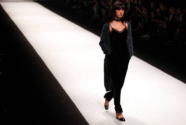 (160415) -- SHANGHAI, April 14, 2016 -- A model presents a creation by the brand Naivee during the Shanghai Fashion Week in Shanghai, east China, April 14, 2016. ) (ry) CHINA-SHANGHAI-FASHION WEEK (CN) ZhuangxYi 