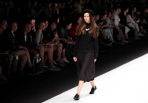(160415) -- SHANGHAI, April 14, 2016 -- A model presents a creation by the brand Naivee during the Shanghai Fashion Week in Shanghai, east China, April 14, 2016. ) (ry) CHINA-SHANGHAI-FASHION WEEK (CN) ZhuangxYi 