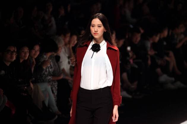 (160415) -- SHANGHAI, April 14, 2016 -- A model presents a creation by the brand Naivee during the Shanghai Fashion Week in Shanghai, east China, April 14, 2016. ) (ry) CHINA-SHANGHAI-FASHION WEEK (CN) ZhuangxYi 