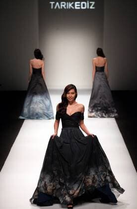 (160415) -- SHANGHAI, April 14, 2016 -- A model presents a creation by the Turkish brand Tarik Ediz during the Shanghai Fashion Week in Shanghai, east China, April 14, 2016. ) (ry) CHINA-SHANGHAI-FASHION WEEK (CN) ZhuangxYi 