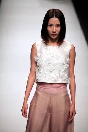 (160415) -- SHANGHAI, April 14, 2016 -- A model presents a creation by the brand Lacava during the Shanghai Fashion Week in Shanghai, east China, April 14, 2016. ) (ry) CHINA-SHANGHAI-FASHION WEEK (CN) ZhuangxYi 