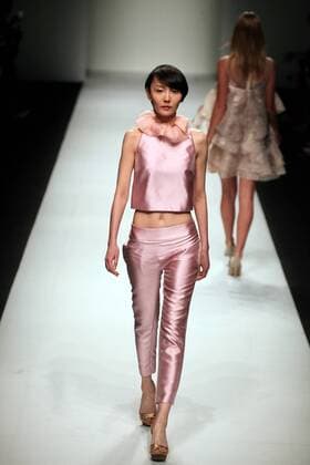 (160415) -- SHANGHAI, April 14, 2016 -- A model presents a creation by the brand Lacava during the Shanghai Fashion Week in Shanghai, east China, April 14, 2016. ) (ry) CHINA-SHANGHAI-FASHION WEEK (CN) ZhuangxYi 