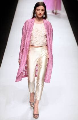 (160415) -- SHANGHAI, April 14, 2016 -- A model presents a creation by the brand Lacava during the Shanghai Fashion Week in Shanghai, east China, April 14, 2016. ) (ry) CHINA-SHANGHAI-FASHION WEEK (CN) ZhuangxYi 