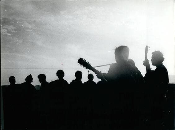 1963 - sunset guitar music perform crowd hippie - ZUMAk09_