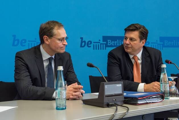 Berlin Politik Senats-Pressekonferenz Senats-Pressekonferenz des Berliner Senat am Deinstag den 12. April 2016. Thema war die Baupolitik und die Foerderung des Wohnungsbau durch das Land Berlin. Vorgestellt wurde die Vereinbarung 400.000 bezahlbare Wohnungen im Landeseigentum zwischen dem Land Berlin und den sechs landeseigenen Wohnungsunternehmen. Im Bild vlnr.: Buergermeister Michael Mueller (SPD) und Bausenator Andreas Geisel (SPD). 12.4.2016, Berlin
