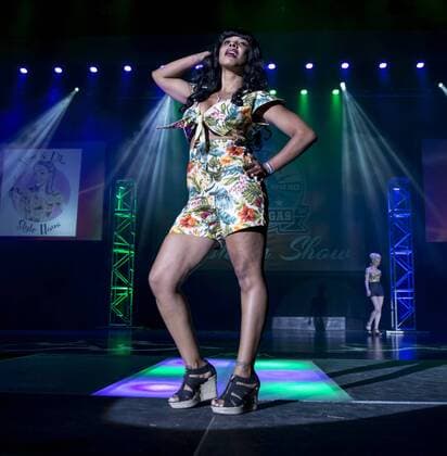 Fashion Show während des Viva Las Vegas Rockabilly Festivals April 15, 2016 - Las Vegas, Nevada, U.S. - Amateur models walk the runway at a fashion show during Viva Las Vegas. Now in its 19th year, Viva Las Vegas, which draws attendees from around the world, is an annual, four-day rockabilly festival that celebrates the music, clothing and car culture from mid-20th century America. Las Vegas U.S. - ZUMAce6_