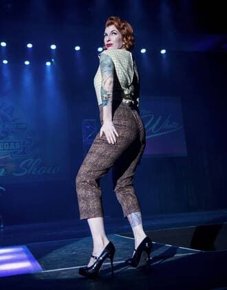 Fashion Show während des Viva Las Vegas Rockabilly Festivals April 15, 2016 - Las Vegas, Nevada, U.S. - Amateur models walk the runway at a fashion show during Viva Las Vegas. Now in its 19th year, Viva Las Vegas, which draws attendees from around the world, is an annual, four-day rockabilly festival that celebrates the music, clothing and car culture from mid-20th century America. Las Vegas U.S. - ZUMAce6_