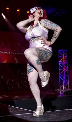 Bilder des Tages Fashion Show während des Viva Las Vegas Rockabilly Festivals April 15, 2016 - Las Vegas, Nevada, U.S. - Amateur models walk the runway at a fashion show during Viva Las Vegas. Now in its 19th year, Viva Las Vegas, which draws attendees from around the world, is an annual, four-day rockabilly festival that celebrates the music, clothing and car culture from mid-20th century America. Las Vegas U.S. - ZUMAce6_