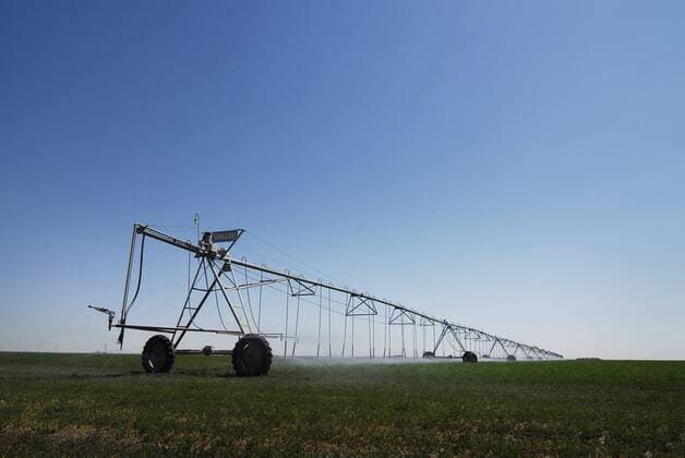 IMAGO Nature: Unsere Erde, Klimawandel, Baumwolle June 24, 2011 - Dalhart, Texas, USA - June 24, 2011. A quarter mile long center pivot irrigation system applies water to a field of cotton near Dalhart, Texas, USA as the majority of the state continues under severe drought conditions. Irrigated fields are the only green acreage in most parts of the Texas panhandle region. - ZUMAl92_