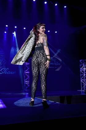 Fashion Show während des Viva Las Vegas Rockabilly Festivals April 15, 2016 - Las Vegas, Nevada, U.S. - Amateur models walk the runway at a fashion show during Viva Las Vegas. Now in its 19th year, Viva Las Vegas, which draws attendees from around the world, is an annual, four-day rockabilly festival that celebrates the music, clothing and car culture from mid-20th century America. Las Vegas U.S. - ZUMAce6_