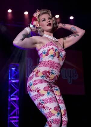Fashion Show während des Viva Las Vegas Rockabilly Festivals April 15, 2016 - Las Vegas, Nevada, U.S. - Amateur models walk the runway at a fashion show during Viva Las Vegas. Now in its 19th year, Viva Las Vegas, which draws attendees from around the world, is an annual, four-day rockabilly festival that celebrates the music, clothing and car culture from mid-20th century America. Las Vegas U.S. - ZUMAce6_