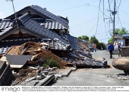 Schäden nach dem Erdbeben in Japan April 17, 2016, Kumamoto, Japan - People walk past collapsed houses at Mashiki town in Kumamoto prefecture on Sunday, April 17, 2016. More than 40 people died and some 1,000 injured as massive earthquakes attacked Japan s southern island of Kyushu.  (lwxa001139)