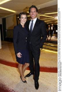 Axel Ludwig (Direktor Hotel Vier Jahreszeiten Kempinski) mit Begleitung Eagles Magazinpräsentation 2016 Charity Golfclub Hotel Vier Jahreszeiten München 17. April 2016
