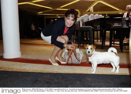 Anna Maria Kaufmann mit Hund Eagles Magazinpräsentation 2016 Charity Golfclub Hotel Vier Jahreszeiten München 17. April 2016