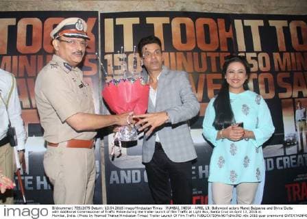MUMBAI, INDIA - APRIL 13: Bollywood actors Manoj Bajpayee and Divya Dutta with Additional Commissioner of Traffic Police during the trailer launch of film Traffic at Light Box, Santa Cruz on April 13, 2016 in Mumbai, India. (Photo by Pramod Thakur Hindustan Times) Trailer Launch Of Film Traffic