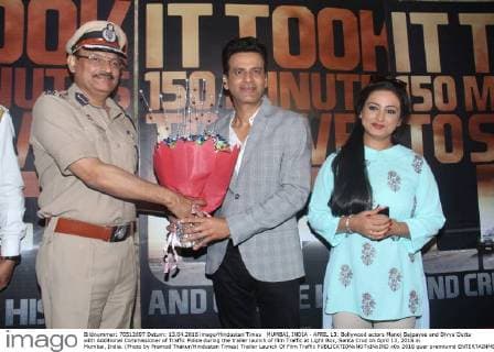 MUMBAI, INDIA - APRIL 13: Bollywood actors Manoj Bajpayee and Divya Dutta with Additional Commissioner of Traffic Police during the trailer launch of film Traffic at Light Box, Santa Cruz on April 13, 2016 in Mumbai, India. (Photo by Pramod Thakur Hindustan Times) Trailer Launch Of Film Traffic