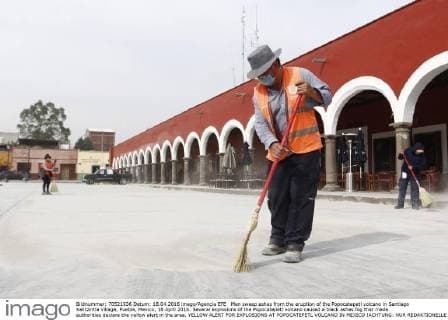Men sweep ashes from the eruption of the Popocatepetl volcano in Santiago Xalitzintla village, Puebla, Mexico, 18 April 2016. Several explosions of the Popocatepetl volcano caused a black ashes fog that made authorities declare the yellow alert in the area. YELLOW ALERT FOR EXPLOSIONS AT POPOCATEPETL VOLCANO IN MEXICO !ACHTUNG: NUR REDAKTIONELLE NUTZUNG!  XAL004 20160418-635966048656537530